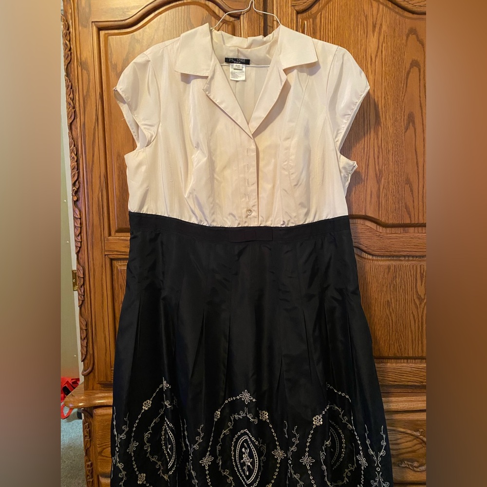 Elegant Black and White Dress. 20W.